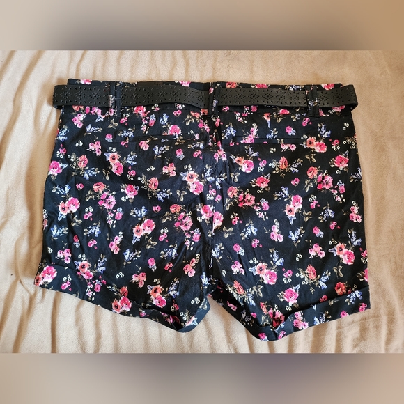 NWT Torrid Floral Shorts with Belt - Picture 3 of 3